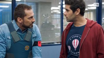 Camiseta de mensaje azul marino, logotipo de globo aerostático en Tomorrow Belongs to Us (E671)