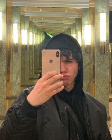 Sweet à capuche noir de Sulivan Gwed sur le compte Instagram de @sulivangwed