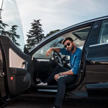 El suéter azul usado por Anil Brancaleoni en su cuenta de Instagram @anilbrancaleoni