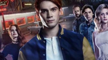 Teddy azul y amarillo de Archie Andrews (KJ Apa) en Riverdale (S01E02)