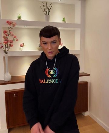 Sweet à capuche Balenciaga de Anthonin sur le compte Instagram de @anthonin