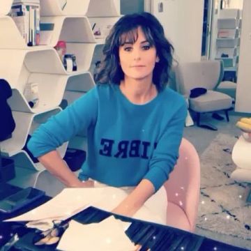 Le Pull cachemire bleu royal LIBRE de Faustine Bollaert sur le compte Instagram de @faustinebollaert