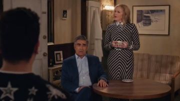 Suéter Haider Ackermann Chevron usado por Moira Rose (Catherine O'Hara) en Schitt's Creek (S06E09)
