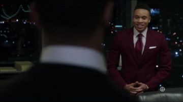 Traje rojo burdeos de Dre (Rotimi) en la serie Power S04E05
