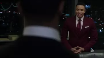 Le costume rouge bordeaux de Dre (Rotimi) dans la série Power S04E05