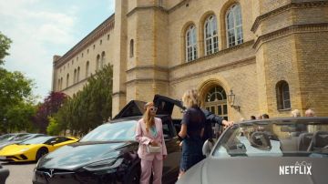 Le blazer rose clair de Camilla Victoria Maria Patricia Mercedes Sissi Marion Phillipp Béatrice Abelina Andresen (Zoë Straub) dans Isi & Ossi