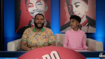 Jaune Polo porté par Andre "Dre' Johnson (Anthony Anderson), en black-ish Saison 6 Épisode 17