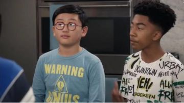 Blanc d'Impression de T-Shirt porté par Jack Johnson en black-ish Saison 6 Épisode 17