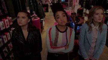 Blazer de lana azul usado por Sutton Brady (Meghann Fahy) en The Bold Type Temporada 4 Episodio 6
