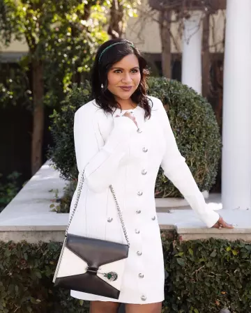 La Broche en cristal Swarovski, orné de deux tons en cuir sac à bandoulière de Mindy Kaling sur l'Instagram account @mindykaling