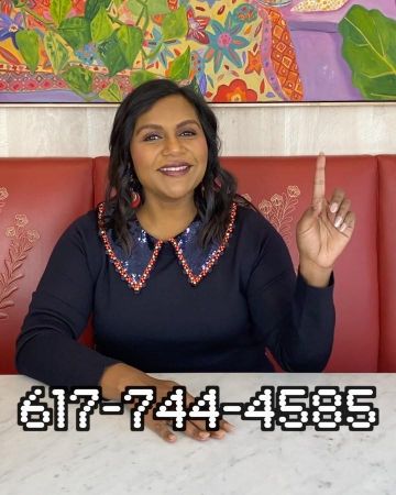 El suéter de cuello de lentejuelas de Mindy Kaling en la cuenta de Instagram de @mindykaling