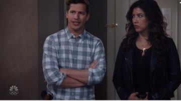 Chaqueta de cuero usada por Rosa Díaz (Stephanie Beatriz) en Brooklyn Nine-Nine Temporada 7 Episodio 5