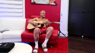 Gucci Poursuite '72 en Caoutchouc de Diapositives de Diapositives porté par Jake Paul dans Ma femme TANA déplacé dans sans me le dire?!? Vidéo