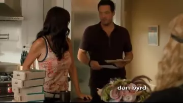 Tee shirt  porté par Jules Cobb (Courteney Cox) dans la série Cougar Town ( 5x03 )