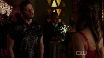 El polo de lentejuelas negras de Sam Jones (Rafael de la Fuente) en Dinastía (S03E14)