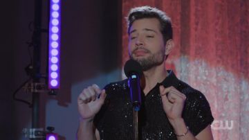 Polo de lentejuelas de Sam Jones (Rafael de la Fuente) en Dinastía (S03E14)