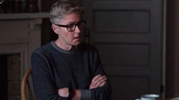 Pull gris foncé chiné de Fred Allen (J. C. MacKenzie) dans October Faction (S01E02)