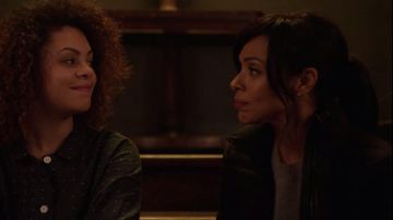 Doudoune noire sans manches de Deloris Allen (Tamara Taylor) dans October Faction (S01E03)