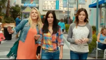 Pull portée par Ellie Torres Christa Miller dans la série Cougar Town ( 5x04 )