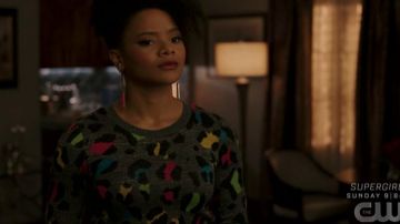 The sweater leopard Vanessa Deveraux (Jade Payton) in Dynasty (S03E14)