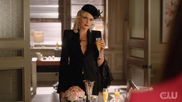 Blazer con bordes de encaje de Alexis Carrington (Elaine Hendrix) en Dinastía (S03E14)