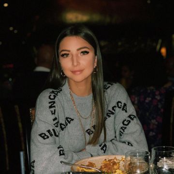 Pull balenciaga worn by eva queen on the account Instagram of @iam_evaqueen 