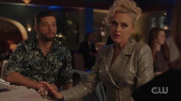 Argent Trench-Coat d'Alexis Carrington (Elaine Hendrix) dans Dynastie (S03E14)