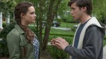 Chaqueta caqui verde claro de Leah (Katherine Langford) en Love, Simon