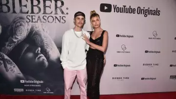 Chaine en argent de Justin Bieber dans Justin Bieber : Seasons