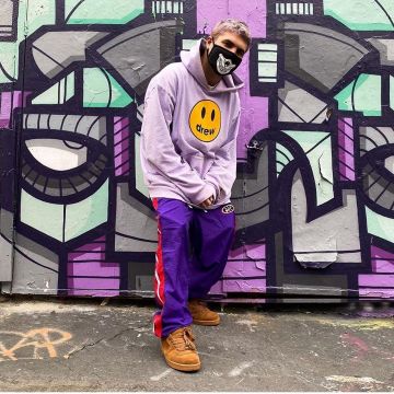 Pull à capuche rose avec smiley de Justin Bieber sur le compte Instagram de @justinbieber