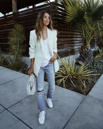 The denim jeans of Julie Sariñana on the Instagram account @sincerelyjules