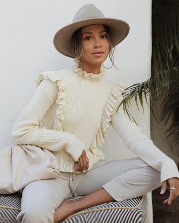 The white sweater of Julie Sariñana on the Instagram account @sincerelyjules