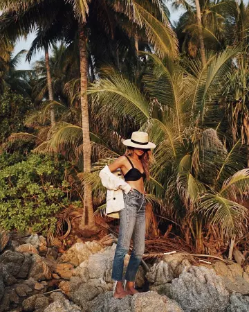 White clear jacket of Julie Sariñana on the Instagram account @sincerelyjules