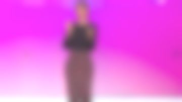 Las rodillas de falda lápiz estampados por Églantine Éméyé en Encuentra al intruso el 29.02.2020