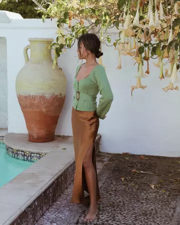 The brown long satin skirt of Julie Sariñana on the Instagram account @sincerelyjules