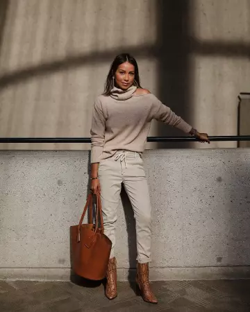 Khaki sweater of Julie Sariñana on the Instagram account @sincerelyjules