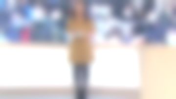 The shirt dress belted with a bronze Emilie Tran Nguyen in 12/13 Journal de France 3 the 28.02.2020