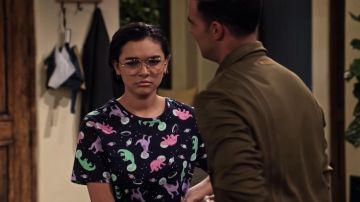 Camiseta dinosaurios en el espacio usada por Ashley García (Paulina Soberanes-Chávez) en El universo en expansión de Ashley García (S01E06)