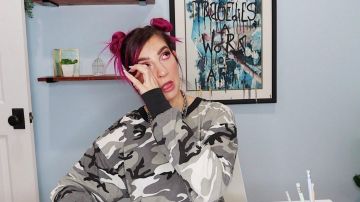 Camiseta de camuflaje gris de Gabbie Hanna en You Don't Know Me. En absoluto.