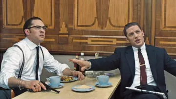 La cravate bordeaux portée par Reginald Kray / Reggie Kray (Tom Hardy dans) le film Legend