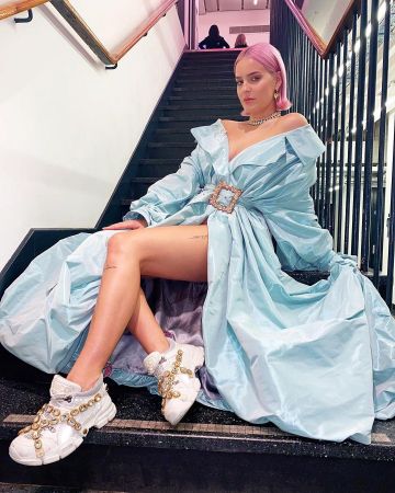 Versace Medusa En relieve Heart Drop Pendientes de Anne-Marie en la cuenta de Instagram @annemarie 29 de febrero de 2020