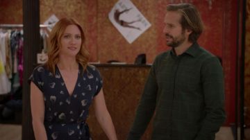 Vestido Navy Heart Wrap usado por Julia Bechley (Brittany Snow) en Almost Family Temporada 1 Episodio 13