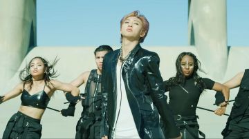 Blazer a medida de efecto lacado usado por RM en el video musical BTS (방탄소년단) 'ON' Kinetic Manifesto Film : Come Prima