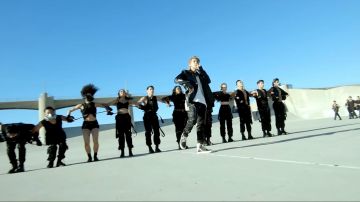 Pantalones Bauhaus Cargo usados por RM en el video musical BTS (방탄소년단) 'ON' Kinetic Manifesto Film : Come Prima