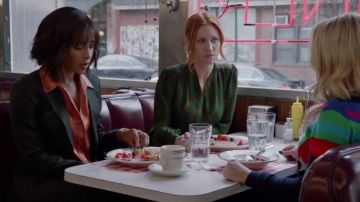 Blusa Green Key Print Wrap usada por Julia Bechley (Brittany Snow) en Almost Family Temporada 1 Episodio 13