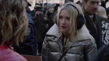 Chaqueta de globo plateada usada por Roxy Doyle (Emily Osment) en Almost Family Temporada 1 Episodio 13