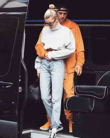 Brandy Melville Addison Jeans portés par Hailey Baldwin à West Hollywood, le 1er Mars 2020
