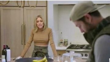 Falda combo verde militar usada por Kristin Cavallari en Very Cavallari Temporada 3 Episodio 8