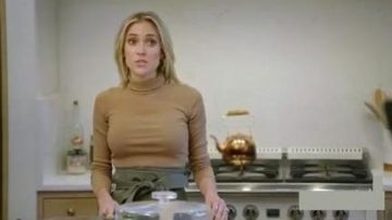 Top de cuello de tortuga recortado beige usado por Kristin Cavallari en Very Cavallari Temporada 3 Episodio 8
