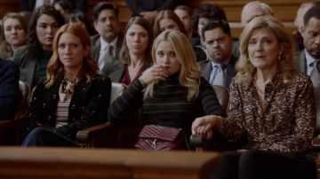 Burngundy Quilted Crossbody usado por Roxy Doyle (Emily Osment) en Almost Family Temporada 1 Episodio 13